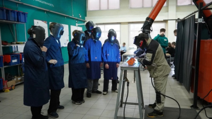Сотни школьников в Коми сели за руль тракторов и КамАЗов в техникумах